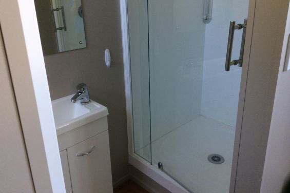 ensuite apartment shower